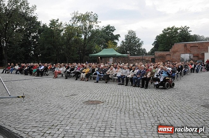 Zdjęcie w galerii na portalu naszraciborz.pl: Dobry repertuar i dobre miejsce - trzej tenorzy na Zamku Piastowskim wiadomości z regionu