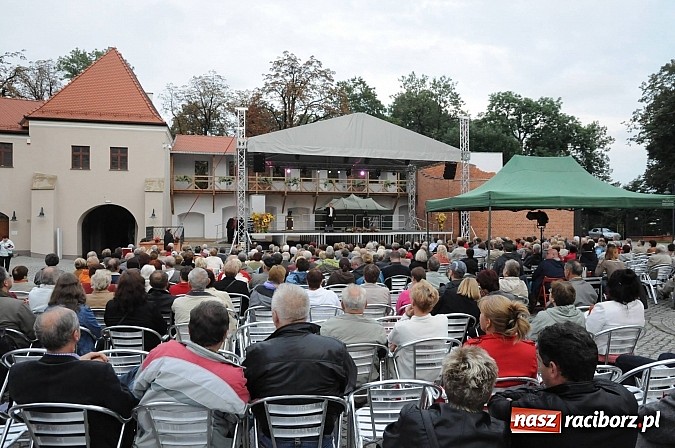 Zdjęcie w galerii na portalu naszraciborz.pl: Dobry repertuar i dobre miejsce - trzej tenorzy na Zamku Piastowskim wiadomości z regionu