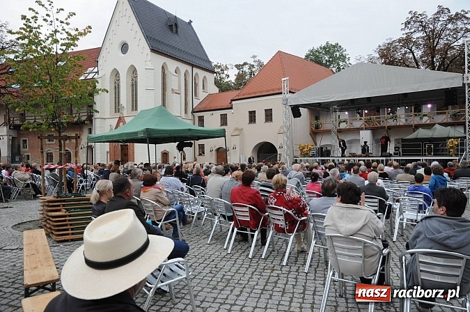 Zdjęcie w galerii na portalu naszraciborz.pl: Dobry repertuar i dobre miejsce - trzej tenorzy na Zamku Piastowskim wiadomości z regionu