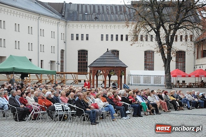 Zdjęcie w galerii na portalu naszraciborz.pl: Dobry repertuar i dobre miejsce - trzej tenorzy na Zamku Piastowskim wiadomości z regionu