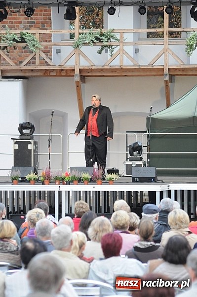 Zdjęcie w galerii na portalu naszraciborz.pl: Dobry repertuar i dobre miejsce - trzej tenorzy na Zamku Piastowskim wiadomości z regionu