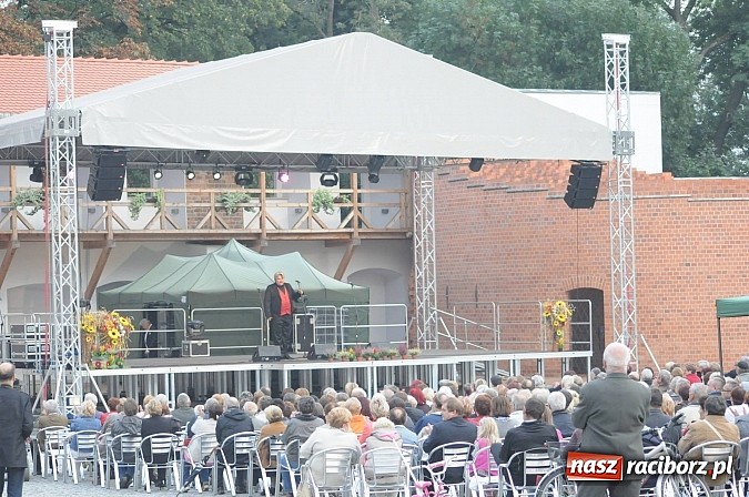 Zdjęcie w galerii na portalu naszraciborz.pl: Dobry repertuar i dobre miejsce - trzej tenorzy na Zamku Piastowskim wiadomości z regionu
