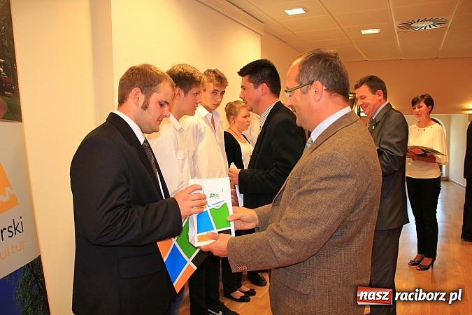 Zdjęcie w galerii na portalu naszraciborz.pl: Najzdolniejsi uczniowie zostali nagrodzeni wiadomości z regionu