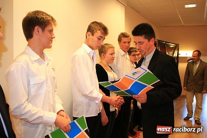 Zdjęcie w galerii na portalu naszraciborz.pl: Najzdolniejsi uczniowie zostali nagrodzeni wiadomości z regionu