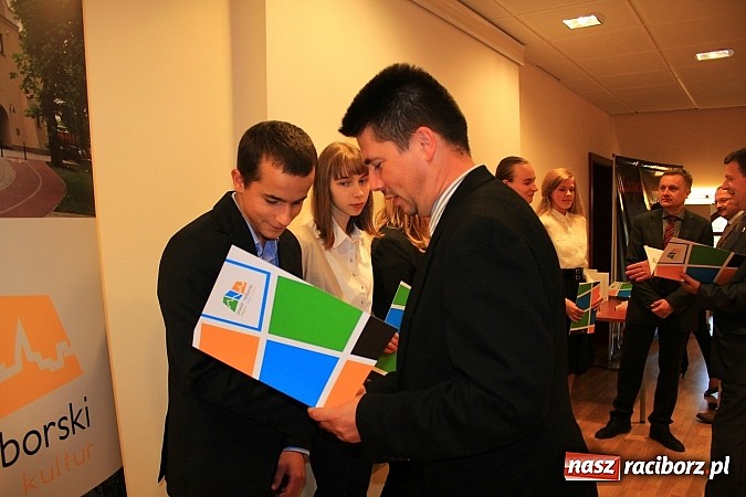 Zdjęcie w galerii na portalu naszraciborz.pl: Najzdolniejsi uczniowie zostali nagrodzeni wiadomości z regionu