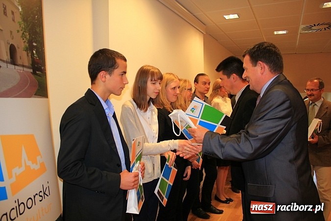 Zdjęcie w galerii na portalu naszraciborz.pl: Najzdolniejsi uczniowie zostali nagrodzeni wiadomości z regionu