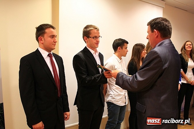Zdjęcie w galerii na portalu naszraciborz.pl: Najzdolniejsi uczniowie zostali nagrodzeni wiadomości z regionu