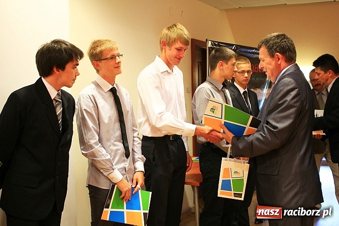 Zdjęcie w galerii na portalu naszraciborz.pl: Najzdolniejsi uczniowie zostali nagrodzeni wiadomości z regionu