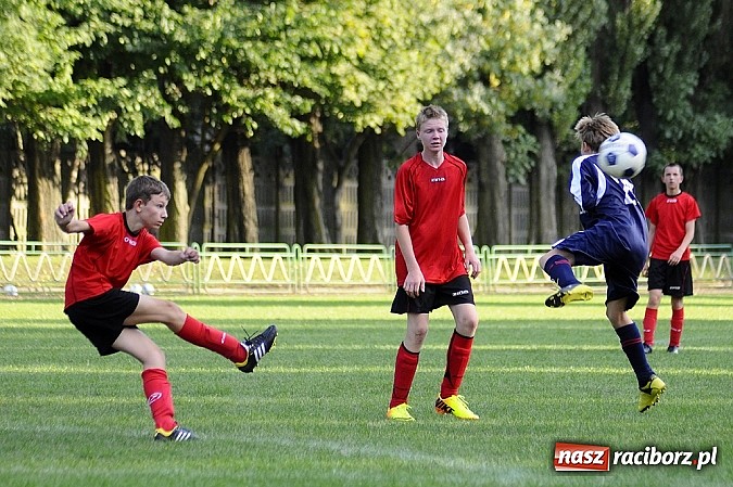 Zdjęcie w galerii na portalu naszraciborz.pl: Sensacja przy Wyszyńskiego. Kapitan zapewnił komplet Płoni wiadomości z regionu