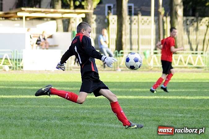 Zdjęcie w galerii na portalu naszraciborz.pl: Sensacja przy Wyszyńskiego. Kapitan zapewnił komplet Płoni wiadomości z regionu
