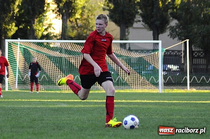 Zdjęcie w galerii na portalu naszraciborz.pl: Sensacja przy Wyszyńskiego. Kapitan zapewnił komplet Płoni wiadomości z regionu