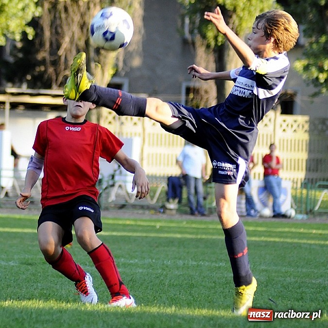 Zdjęcie w galerii na portalu naszraciborz.pl: Sensacja przy Wyszyńskiego. Kapitan zapewnił komplet Płoni wiadomości z regionu