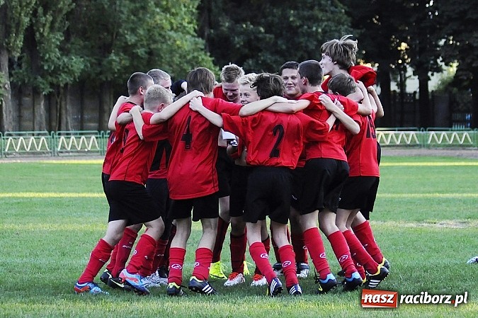 Zdjęcie w galerii na portalu naszraciborz.pl: Sensacja przy Wyszyńskiego. Kapitan zapewnił komplet Płoni wiadomości z regionu