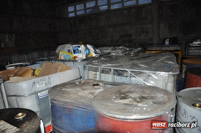 Zdjęcie w galerii na portalu naszraciborz.pl: Bomba ekologiczna w Zabełkowie! Firma z Chybia zwiozła tu setki beczek z chemikaliami wiadomości z regionu