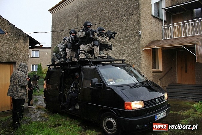 Zdjęcie w galerii na portalu naszraciborz.pl: Akcja antyterrorystów w Nieboczowach. Tu nie ma miejsca na pomyłki wiadomości z regionu