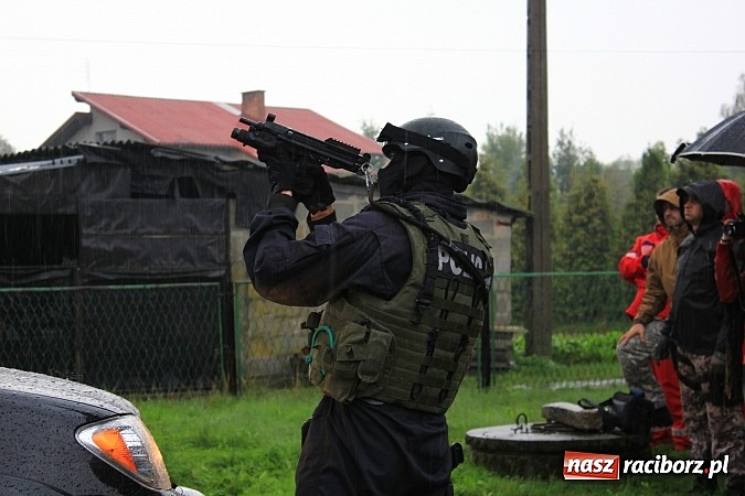 Zdjęcie w galerii na portalu naszraciborz.pl: Akcja antyterrorystów w Nieboczowach. Tu nie ma miejsca na pomyłki wiadomości z regionu