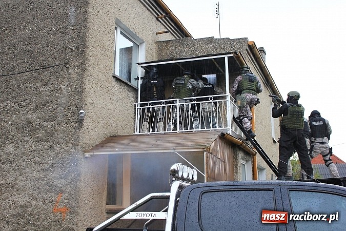 Zdjęcie w galerii na portalu naszraciborz.pl: Akcja antyterrorystów w Nieboczowach. Tu nie ma miejsca na pomyłki wiadomości z regionu