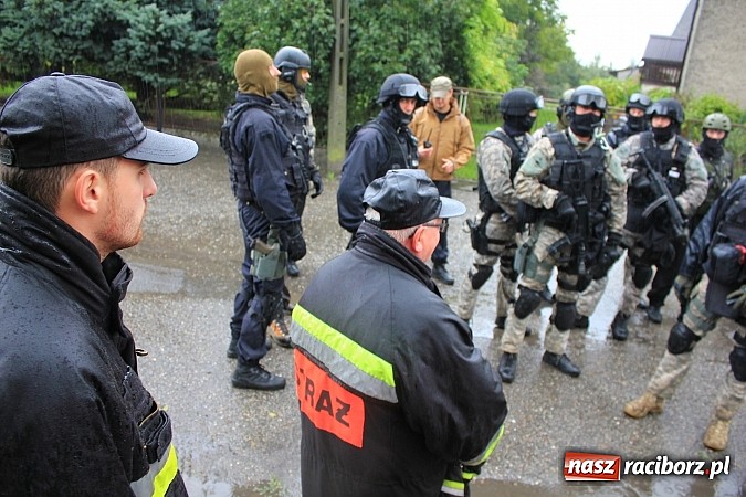 Zdjęcie w galerii na portalu naszraciborz.pl: Akcja antyterrorystów w Nieboczowach. Tu nie ma miejsca na pomyłki wiadomości z regionu