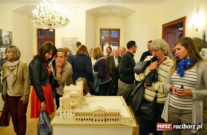 Zdjęcie w galerii na portalu naszraciborz.pl: Zamki i pałace ziemi raciborskiej - wernisaż interesującej wystawy wiadomości z regionu