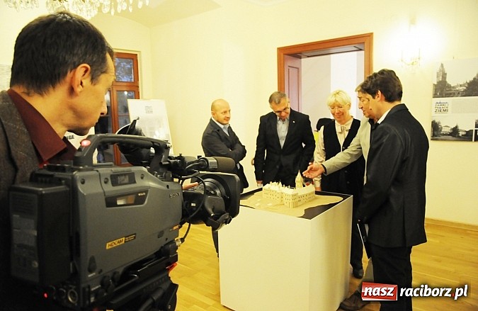 Zdjęcie w galerii na portalu naszraciborz.pl: Zamki i pałace ziemi raciborskiej - wernisaż interesującej wystawy wiadomości z regionu