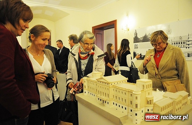 Zdjęcie w galerii na portalu naszraciborz.pl: Zamki i pałace ziemi raciborskiej - wernisaż interesującej wystawy wiadomości z regionu