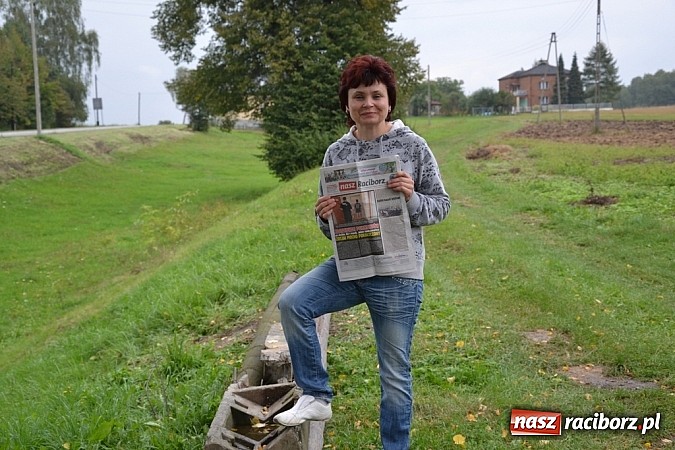 Zdjęcie w galerii na portalu naszraciborz.pl: Publikacja poskutkowała. Kabel zniknął z balkonu a słupy z podwórka! wiadomości z regionu