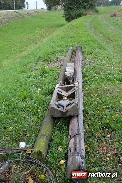 Zdjęcie w galerii na portalu naszraciborz.pl: Publikacja poskutkowała. Kabel zniknął z balkonu a słupy z podwórka! wiadomości z regionu