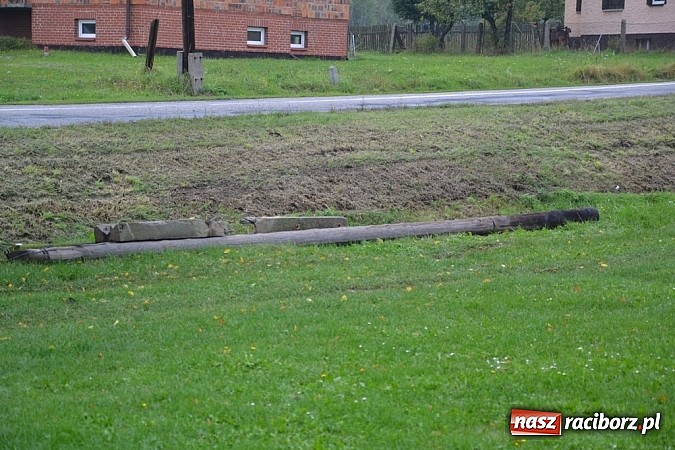Zdjęcie w galerii na portalu naszraciborz.pl: Publikacja poskutkowała. Kabel zniknął z balkonu a słupy z podwórka! wiadomości z regionu