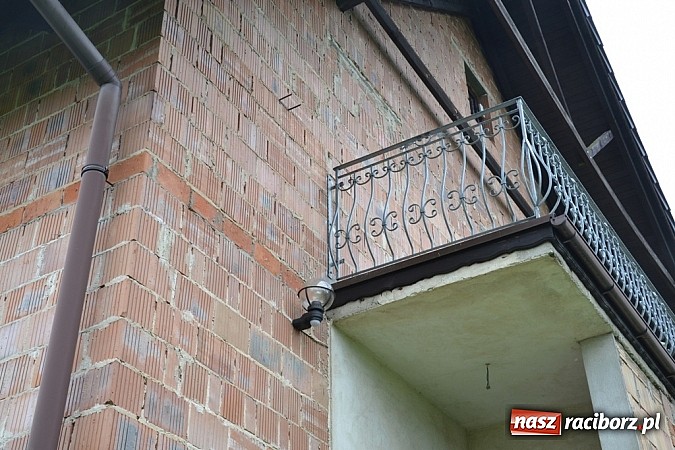 Zdjęcie w galerii na portalu naszraciborz.pl: Publikacja poskutkowała. Kabel zniknął z balkonu a słupy z podwórka! wiadomości z regionu
