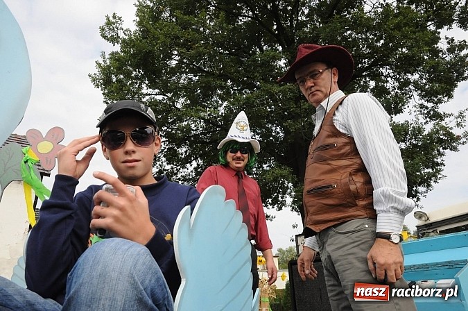 Zdjęcie w galerii na portalu naszraciborz.pl: VIP-y i specjalna ochrona na dożynkach w Pawłowie wiadomości z regionu