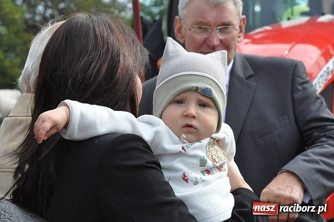 Zdjęcie w galerii na portalu naszraciborz.pl: VIP-y i specjalna ochrona na dożynkach w Pawłowie wiadomości z regionu