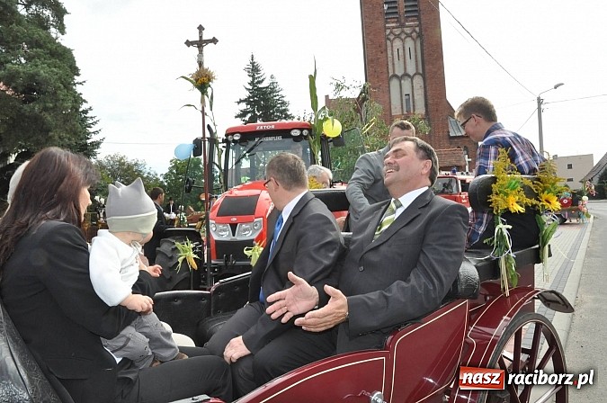 Zdjęcie w galerii na portalu naszraciborz.pl: VIP-y i specjalna ochrona na dożynkach w Pawłowie wiadomości z regionu