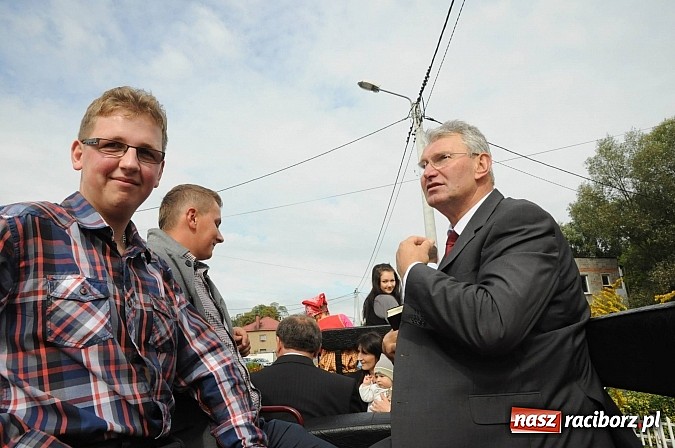 Zdjęcie w galerii na portalu naszraciborz.pl: VIP-y i specjalna ochrona na dożynkach w Pawłowie wiadomości z regionu