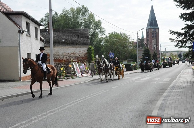 Zdjęcie w galerii na portalu naszraciborz.pl: VIP-y i specjalna ochrona na dożynkach w Pawłowie wiadomości z regionu