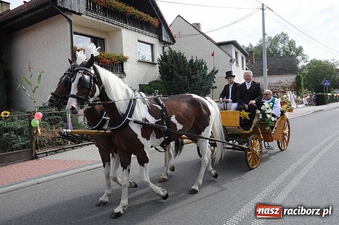 Zdjęcie w galerii na portalu naszraciborz.pl: VIP-y i specjalna ochrona na dożynkach w Pawłowie wiadomości z regionu