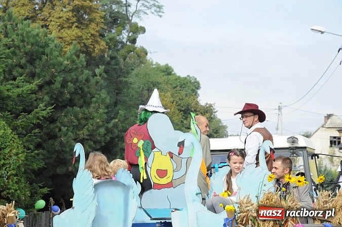 Zdjęcie w galerii na portalu naszraciborz.pl: VIP-y i specjalna ochrona na dożynkach w Pawłowie wiadomości z regionu