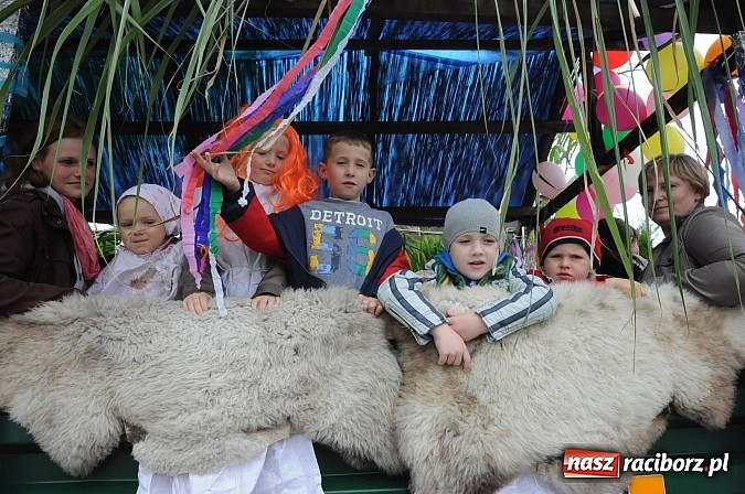 Zdjęcie w galerii na portalu naszraciborz.pl: Malutkie Łańce z długim barwnym korowodem wiadomości z regionu