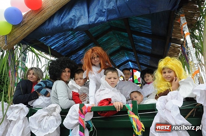 Zdjęcie w galerii na portalu naszraciborz.pl: Malutkie Łańce z długim barwnym korowodem wiadomości z regionu