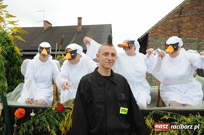 Zdjęcie w galerii na portalu naszraciborz.pl: Malutkie Łańce z długim barwnym korowodem wiadomości z regionu