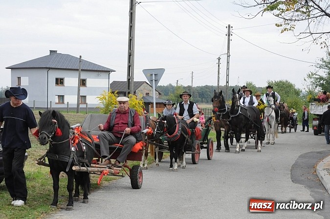 Zdjęcie w galerii na portalu naszraciborz.pl: Malutkie Łańce z długim barwnym korowodem wiadomości z regionu