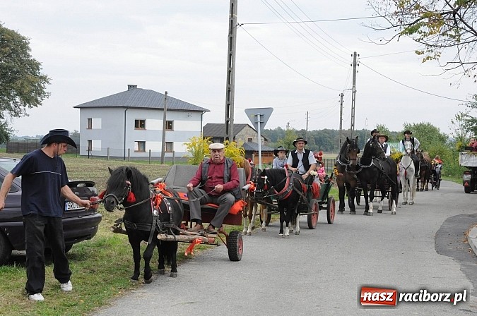 Zdjęcie w galerii na portalu naszraciborz.pl: Malutkie Łańce z długim barwnym korowodem wiadomości z regionu