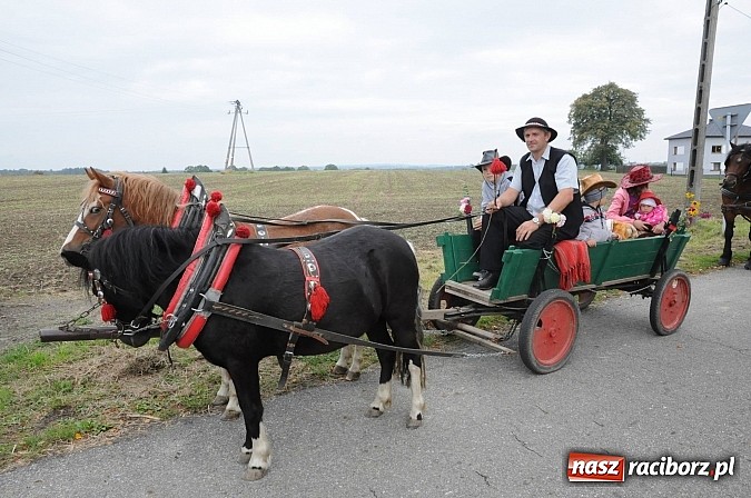 Zdjęcie w galerii na portalu naszraciborz.pl: Malutkie Łańce z długim barwnym korowodem wiadomości z regionu
