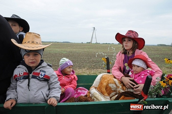 Zdjęcie w galerii na portalu naszraciborz.pl: Malutkie Łańce z długim barwnym korowodem wiadomości z regionu