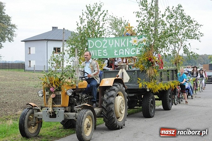Zdjęcie w galerii na portalu naszraciborz.pl: Malutkie Łańce z długim barwnym korowodem wiadomości z regionu