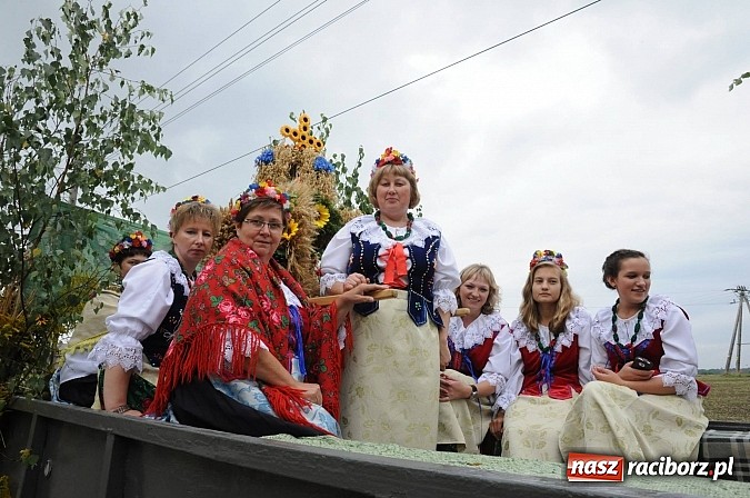 Zdjęcie w galerii na portalu naszraciborz.pl: Malutkie Łańce z długim barwnym korowodem wiadomości z regionu
