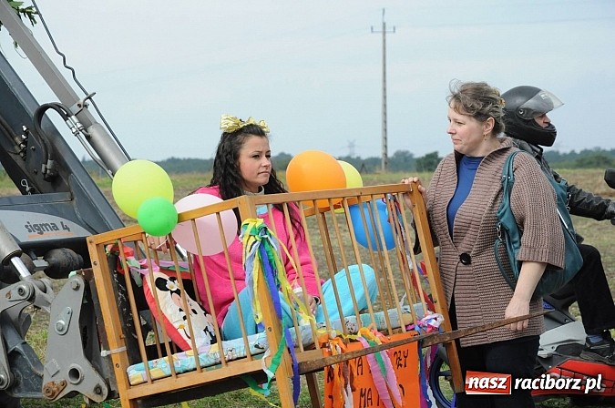 Zdjęcie w galerii na portalu naszraciborz.pl: Malutkie Łańce z długim barwnym korowodem wiadomości z regionu