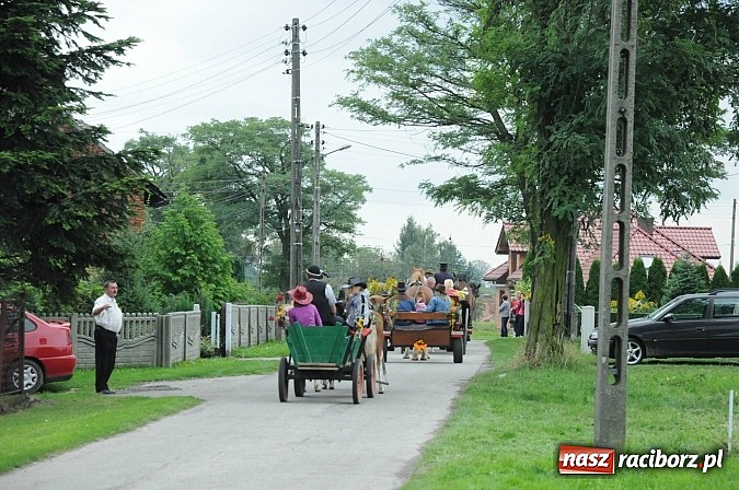 Zdjęcie w galerii na portalu naszraciborz.pl: Malutkie Łańce z długim barwnym korowodem wiadomości z regionu