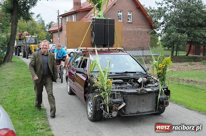 Zdjęcie w galerii na portalu naszraciborz.pl: Malutkie Łańce z długim barwnym korowodem wiadomości z regionu