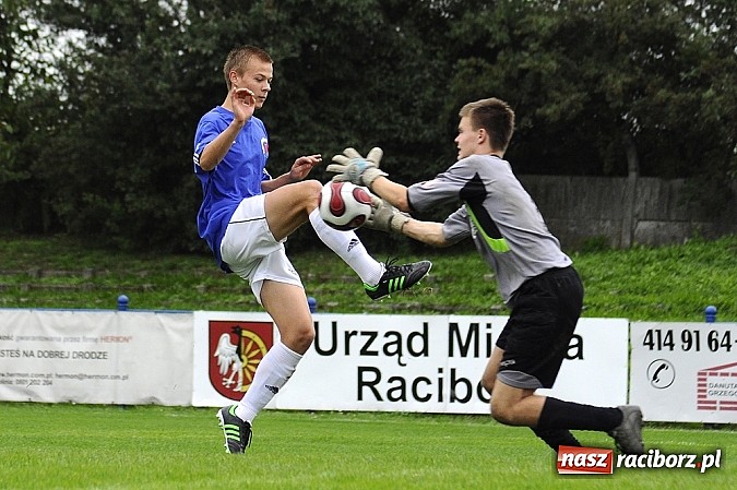Zdjęcie w galerii na portalu naszraciborz.pl: Krzanowice wygrywają w juniorskim hicie wiadomości z regionu