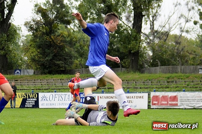 Zdjęcie w galerii na portalu naszraciborz.pl: Krzanowice wygrywają w juniorskim hicie wiadomości z regionu